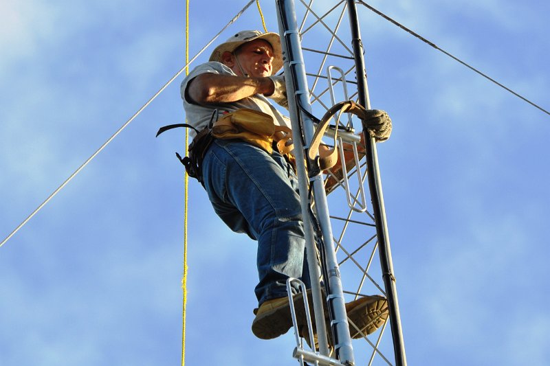 Bob-K4NBC Raising New Antenna 02.jpg